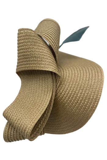 Tocado beige modelo Carol con plumas diseño unico