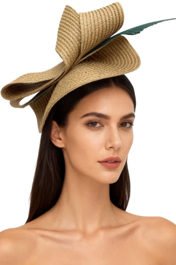 Tocado beige modelo Carol con plumas diseño unico