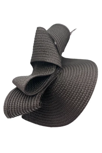 Tocado maron modelo Maria con plumas diseño unico