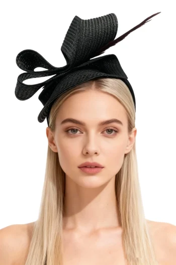 Tocado negro modelo Nuria con plumas diseño unico