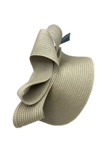 Tocado dorado modelo Paula con plumas diseño unico