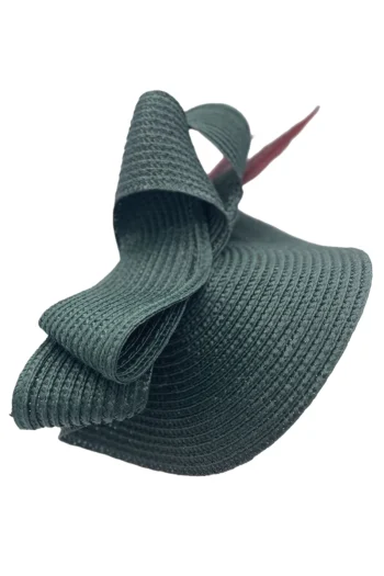 Tocado verde modelo Soria con plumas diseño unico